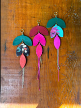 Load image into Gallery viewer, Leather flower earrings 4619