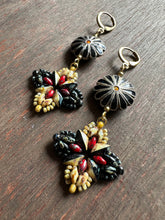 Load image into Gallery viewer, Floral Drop Earrings 4655
