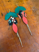 Load image into Gallery viewer, Leather flower earrings 4618

