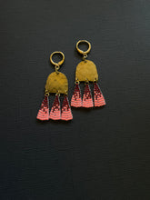 Load image into Gallery viewer, Beaded Drop Earrings 2147
